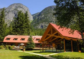 tweedsmuir park lodge exterior and grounds british columbia tpl