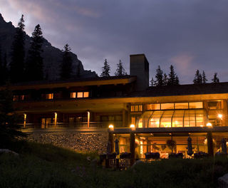 moraine lake lodge dusk