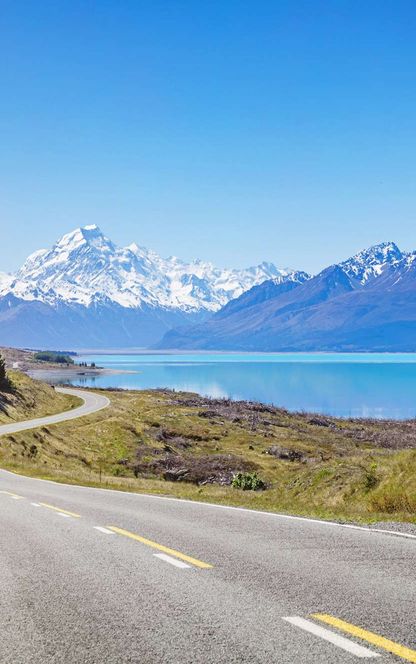 Lake Pukaki and the road to Mt Cook