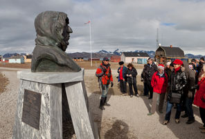 arctic spitsbergen amundsen statue ny alesund rth