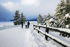 canada winter walk around lake louise istk