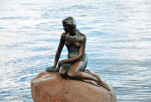 denmark copenhagen little mermaid statue astk