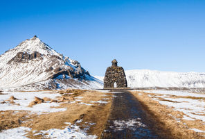 iceland snaefellsnes winter arnarstapi mt stapafell bardur snaefellsas statue istk