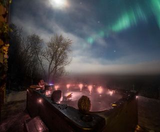 malangen resort hot tub aurora watching