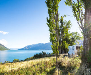 new-zealand-motorhome-at-lake-wakatipu-queenstown-astk