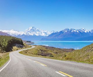 Lake Pukaki and the road to Mt Cook