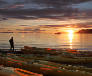 svalbard sunset kayaker nnorge fa