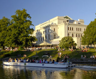 sweden-gothenburg-paddan-boat-on-canal-vs