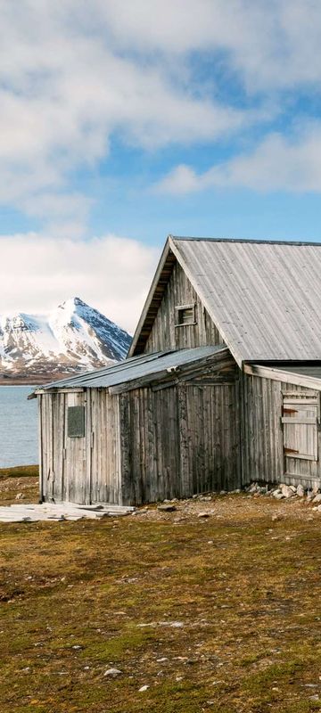 arctic spitsbergen ny london abandoned wooden hut krossfjord istk