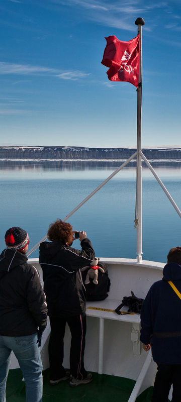 arctic spitsbergen ships bow hinlopen strait rth