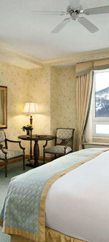 chateau lake louise deluxe lakeview room