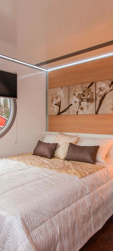 Deluxe houseboat bedroom