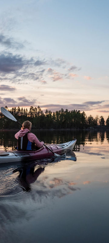 finland-lakeland-kayaking-at-sunset-visit-saimaa