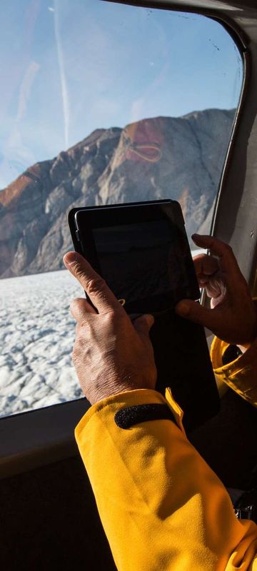 greenland helicopter flight over icecap from ultramarine qe