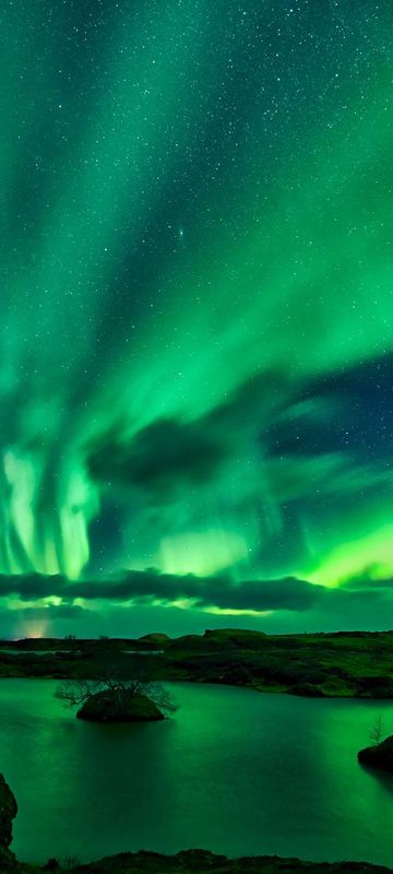 iceland northern lights over lake myvatn rth