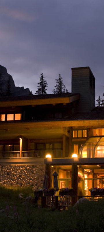 moraine lake lodge dusk