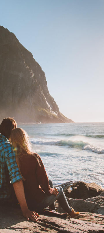 norway lofoten kvalvika beach couple istk