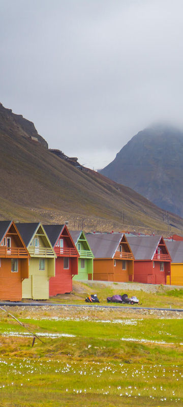 spitsbergen longyearbyen coloured houses summer istk