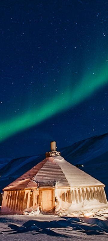 svalbard aurora over camp barentz htgrtn