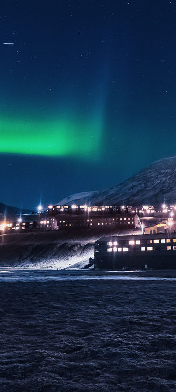 svalbard aurora over longyearbyen istk