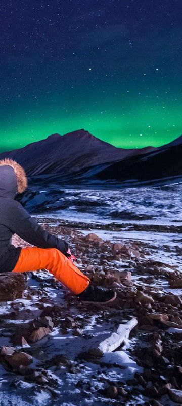 svalbard aurora with person istk