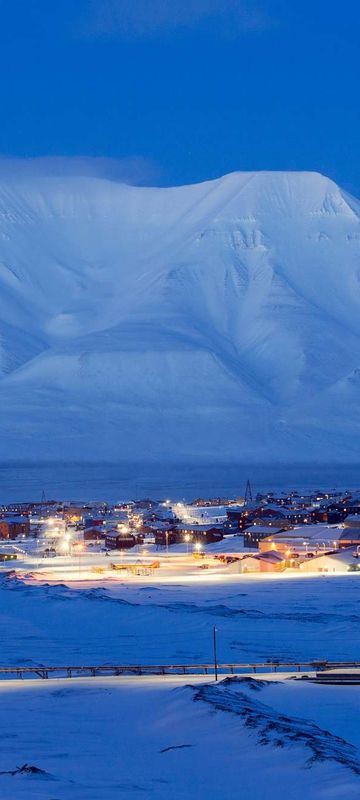 svalbard longyearbyen in winter istk