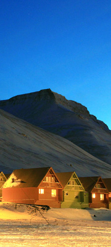 svalbard longyearbyen sightseeing coloured houses htgrtn