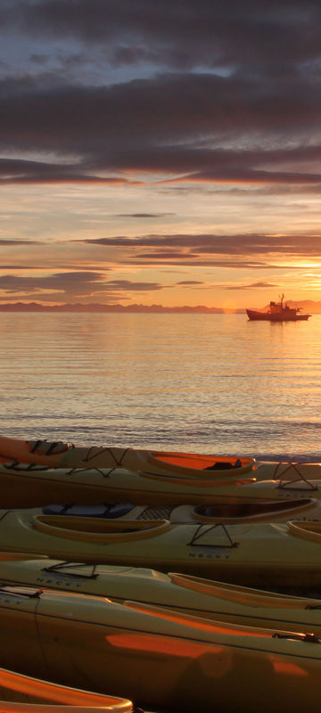 svalbard sunset kayaker nnorge fa