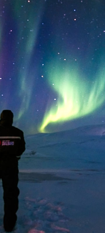 svalbard viewing northern lights overhead htgrtn