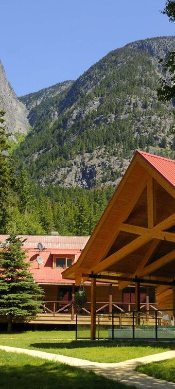 tweedsmuir park lodge exterior and grounds british columbia tpl