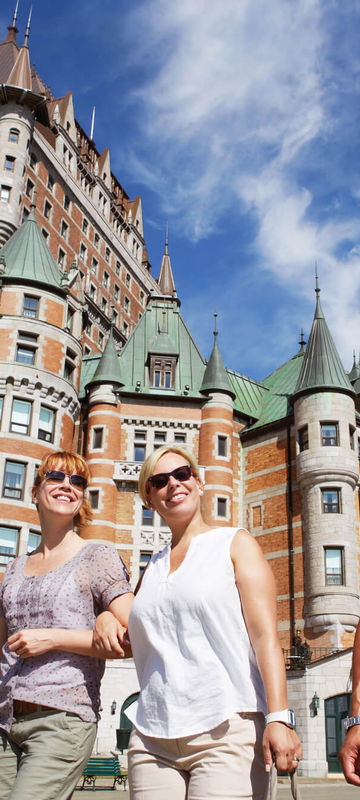 canada-quebec-walking-by-le-chateau-frontenac