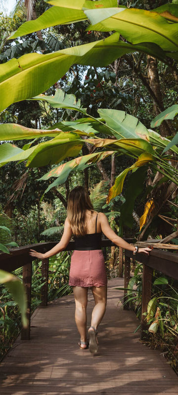 daintree-eco-lodge-guest-on-walkway
