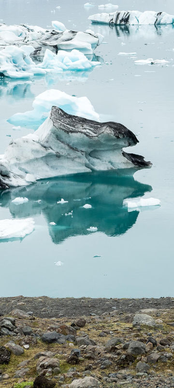 iceland-jokulsarlon-man-at-shoreline-gt