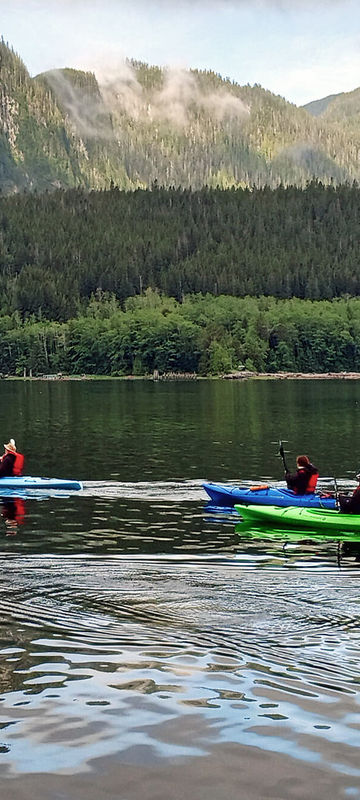 knight-inlet-lodge-canoes