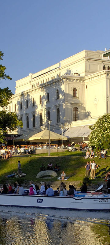 sweden-gothenburg-paddan-boat-on-canal-vs