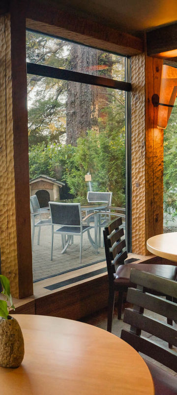 wickaninnish-inn-driftwood-cafe-couple