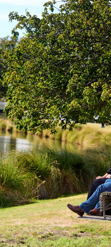 new-zealand-couple-beside-the-avon-river-christchurch-cnz