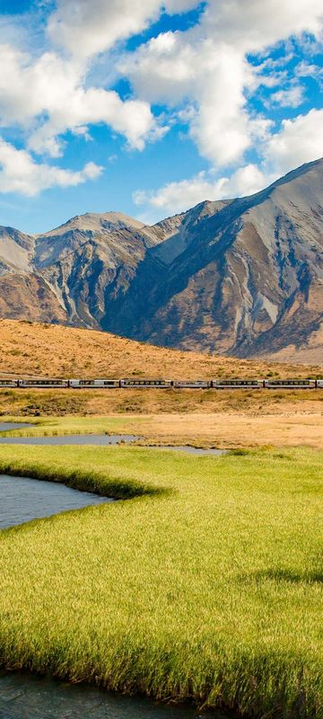 new-zealand-tranzalpine-passing-lake-sarah-gjnz