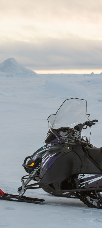 svalbard-snowmobile-hurtigruten