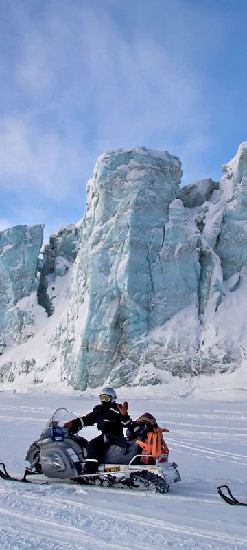 svalbard-snowmobile-safari-by-glacier-nnorge-mc