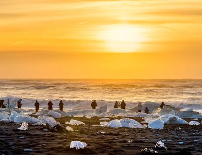 iceland photographers lined up on diamond beach jokulsarlon rth