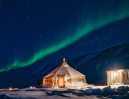 svalbard aurora over camp barentz htgrtn