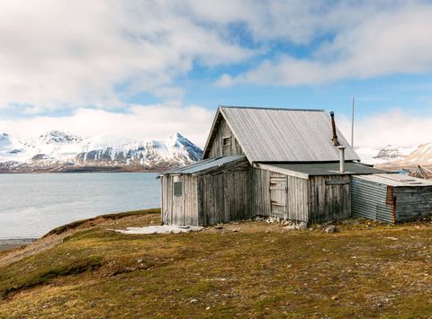 arctic spitsbergen ny london abandoned wooden hut krossfjord istk