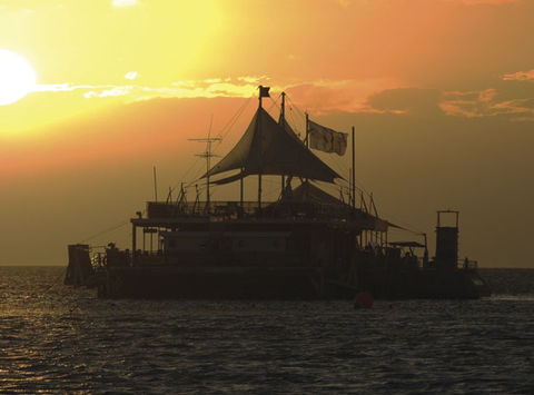 australia whitsundays cruise reef sleep sunset tour