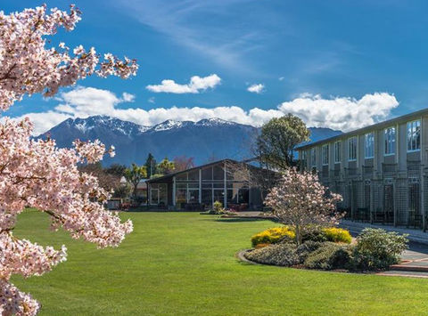 distinction te anau hotel and villas exterior