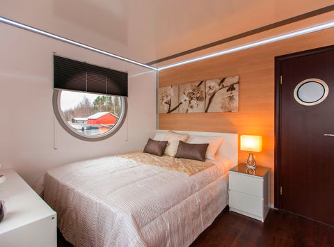 Deluxe houseboat bedroom
