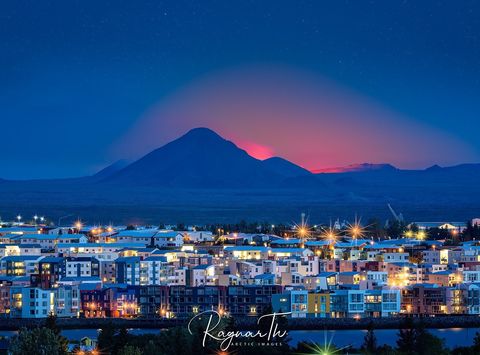iceland eruption glow visible from reykjavik 3aug22 rth sigurdsson