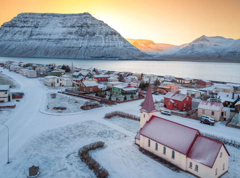 iceland-west-fjords-flateyri-winter-rth