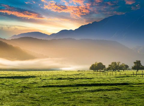 new zealand fields and mountains near arrowtown istk