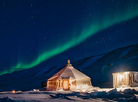 svalbard aurora over camp barentz htgrtn